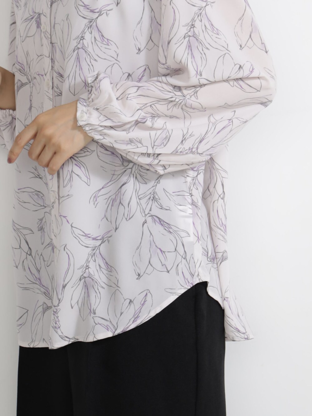 ホワイト系のシャツ/ブラウス、グレー系のハンチング/ベレー帽を着用したレディースの秋コーディネートの4枚目の写真