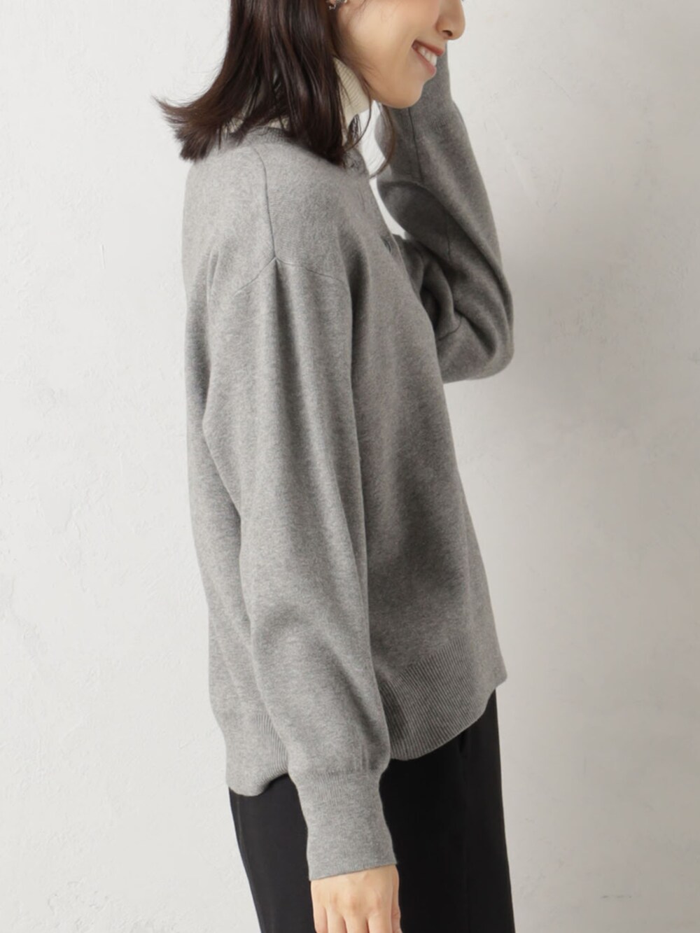 グレー系のカーディガン/ボレロを着用したレディースの冬コーディネートの3枚目の写真