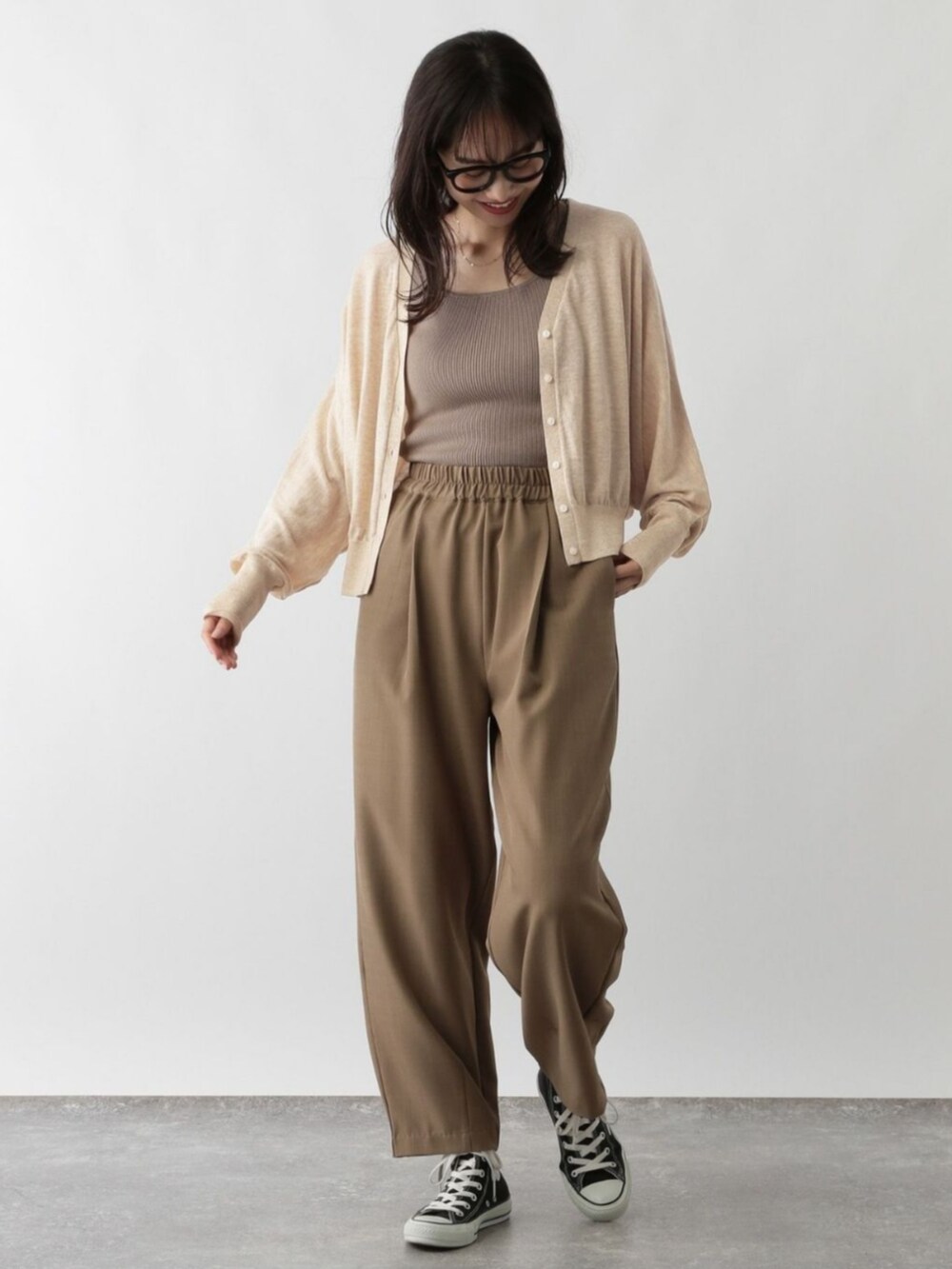 ベージュ系のカーディガン/ボレロを着用したレディースの秋コーディネートの3枚目の写真