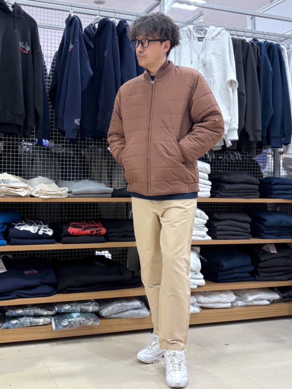 ブラウン系のその他アウター、ベージュ系のその他パンツを着用したメンズの冬コーディネートの2枚目の写真