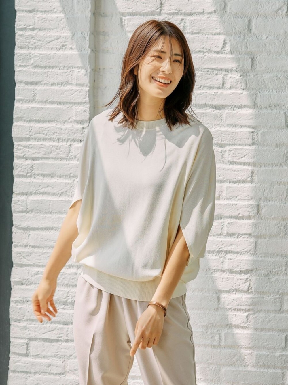 ベージュ系のニット/セーターを着用したレディースの春コーディネートの3枚目の写真