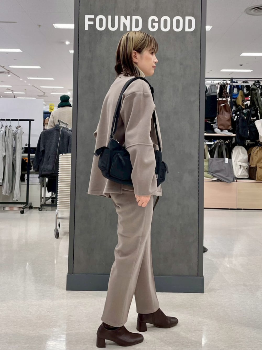 ブラウン系のブーツ、ブラウン系のブルゾン、ブラウン系のその他パンツを着用したレディースの冬コーディネートの2枚目の写真