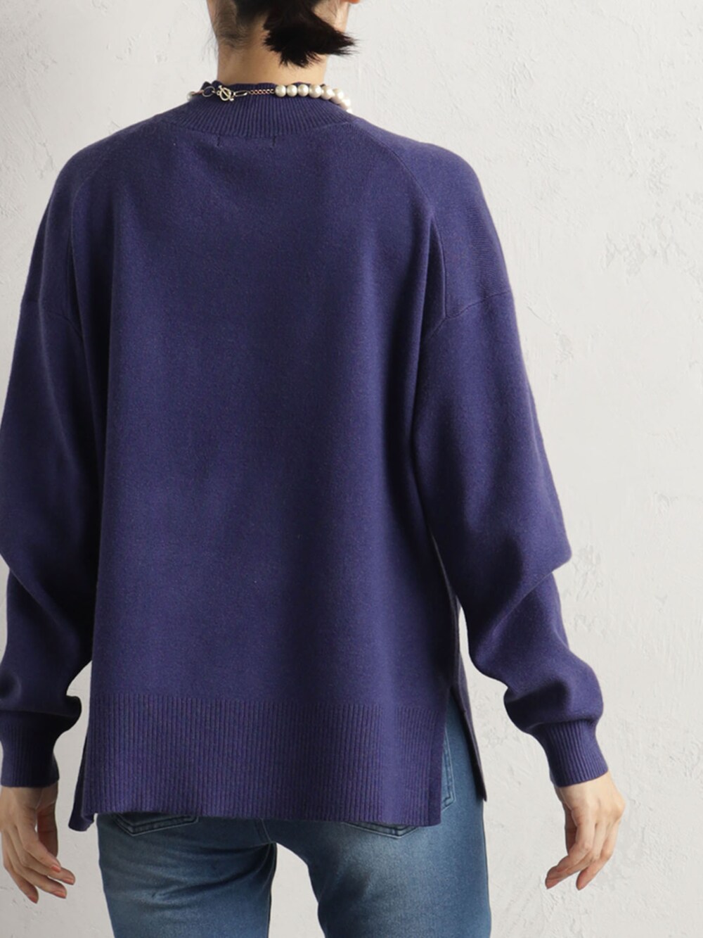 ブルー系のその他パンツ、ブルー系のニット/セーターを着用したレディースの冬コーディネートの3枚目の写真