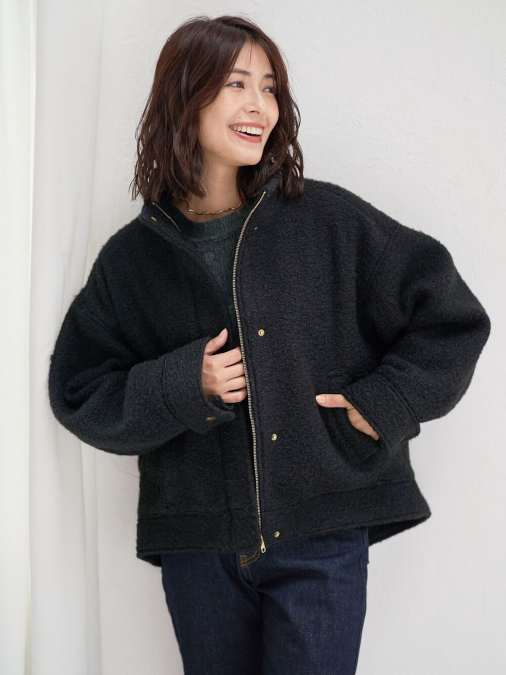 ブラック系のブルゾンを着用したレディースの秋コーディネートの2枚目の写真