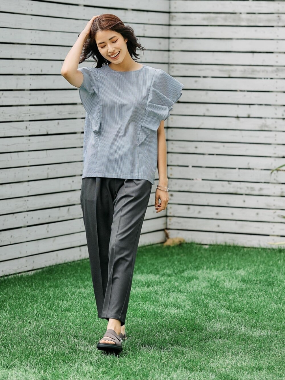 グリーン系のシャツ/ブラウスを着用したレディースの夏コーディネートの2枚目の写真