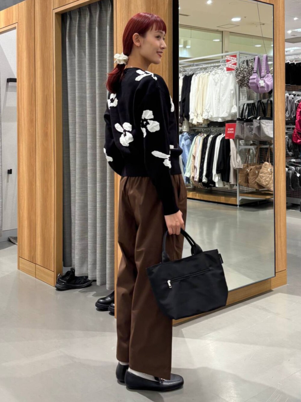 ブラック系のニット/セーター、ブラウン系のその他パンツを着用したレディースの冬コーディネートの2枚目の写真