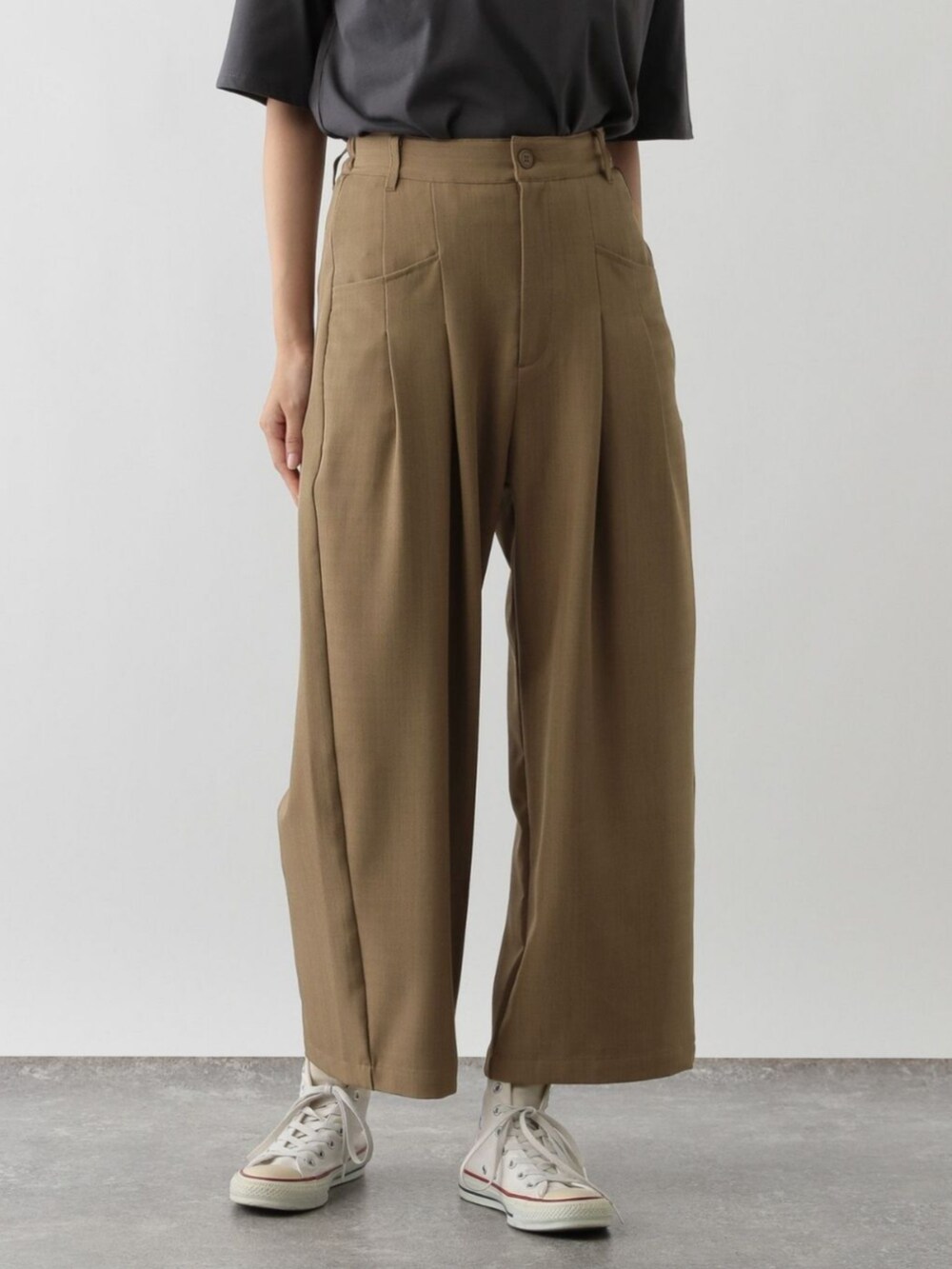 ベージュ系のその他パンツを着用したレディースの冬コーディネートの2枚目の写真