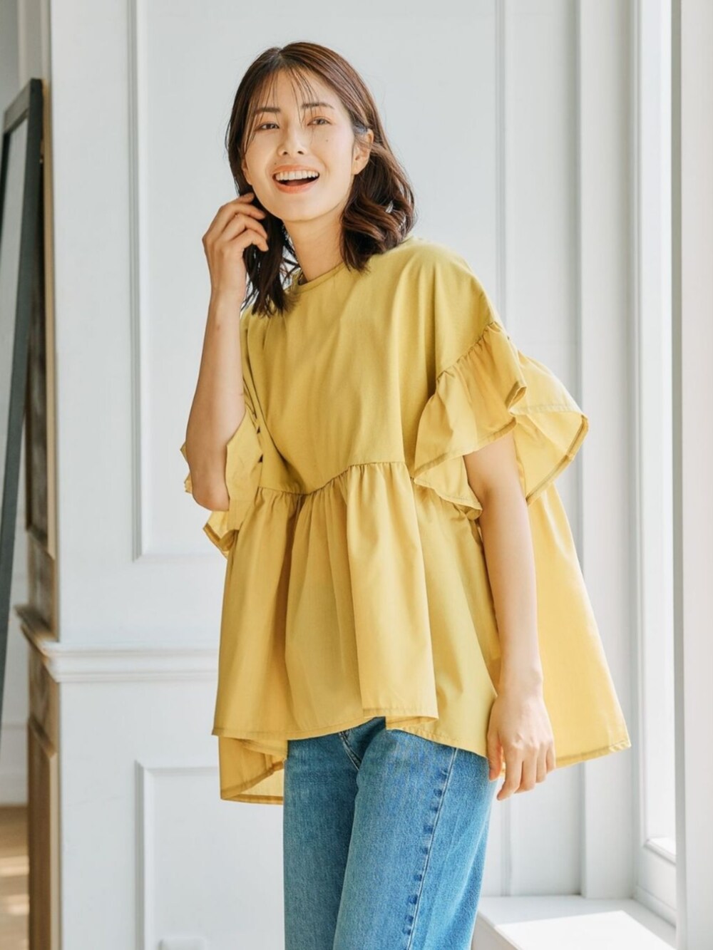 イエロー系のTシャツ/カットソーを着用したレディースの春コーディネートの2枚目の写真