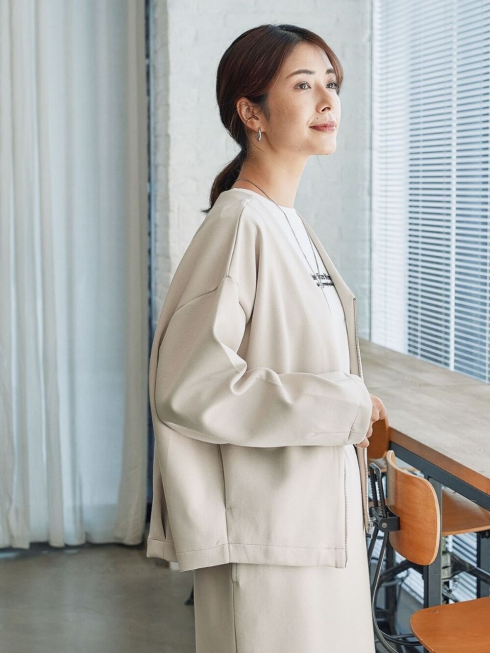 ベージュ系のブルゾンを着用したレディースの秋コーディネートの3枚目の写真