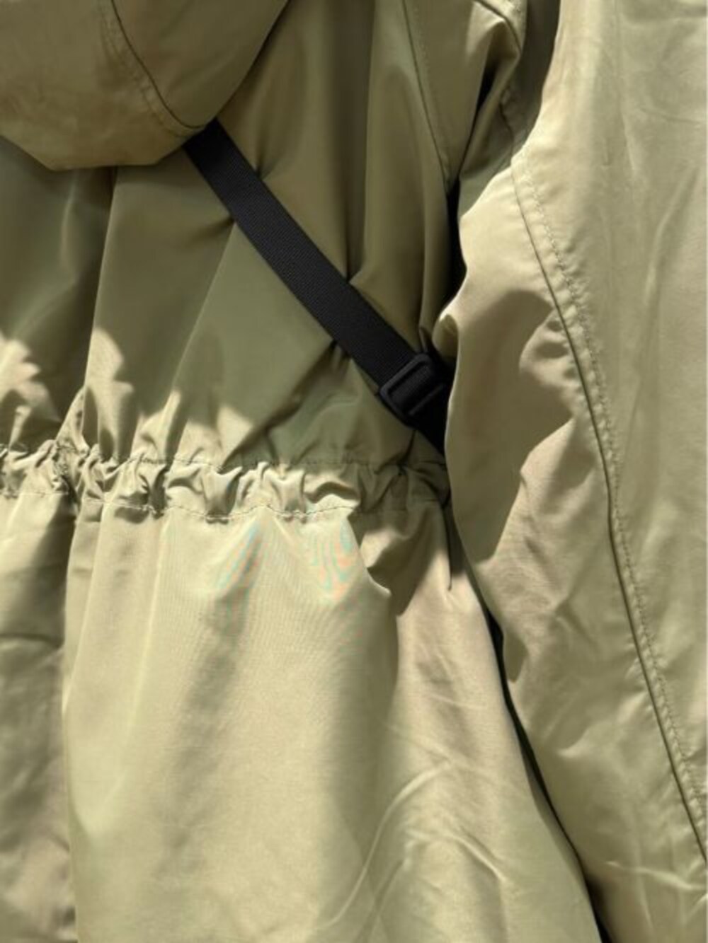 グレー系のニット/セーター、グリーン系のその他アウターを着用したレディースの冬コーディネートの3枚目の写真