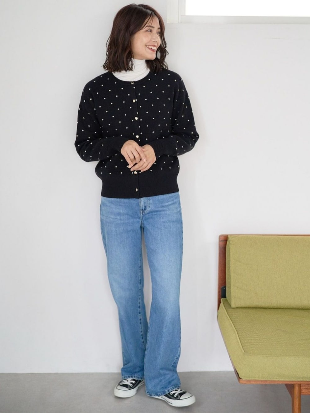 ブラック系のカーディガン/ボレロを着用したレディースの冬コーディネートの2枚目の写真