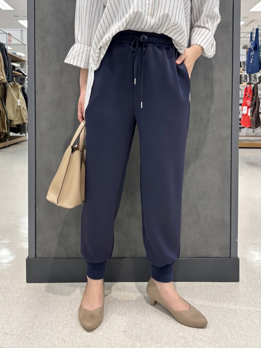 ブルー系のその他パンツ、ブラウン系のシャツ/ブラウス、ブラウン系のパンプスを着用したレディースの冬コーディネートの3枚目の写真