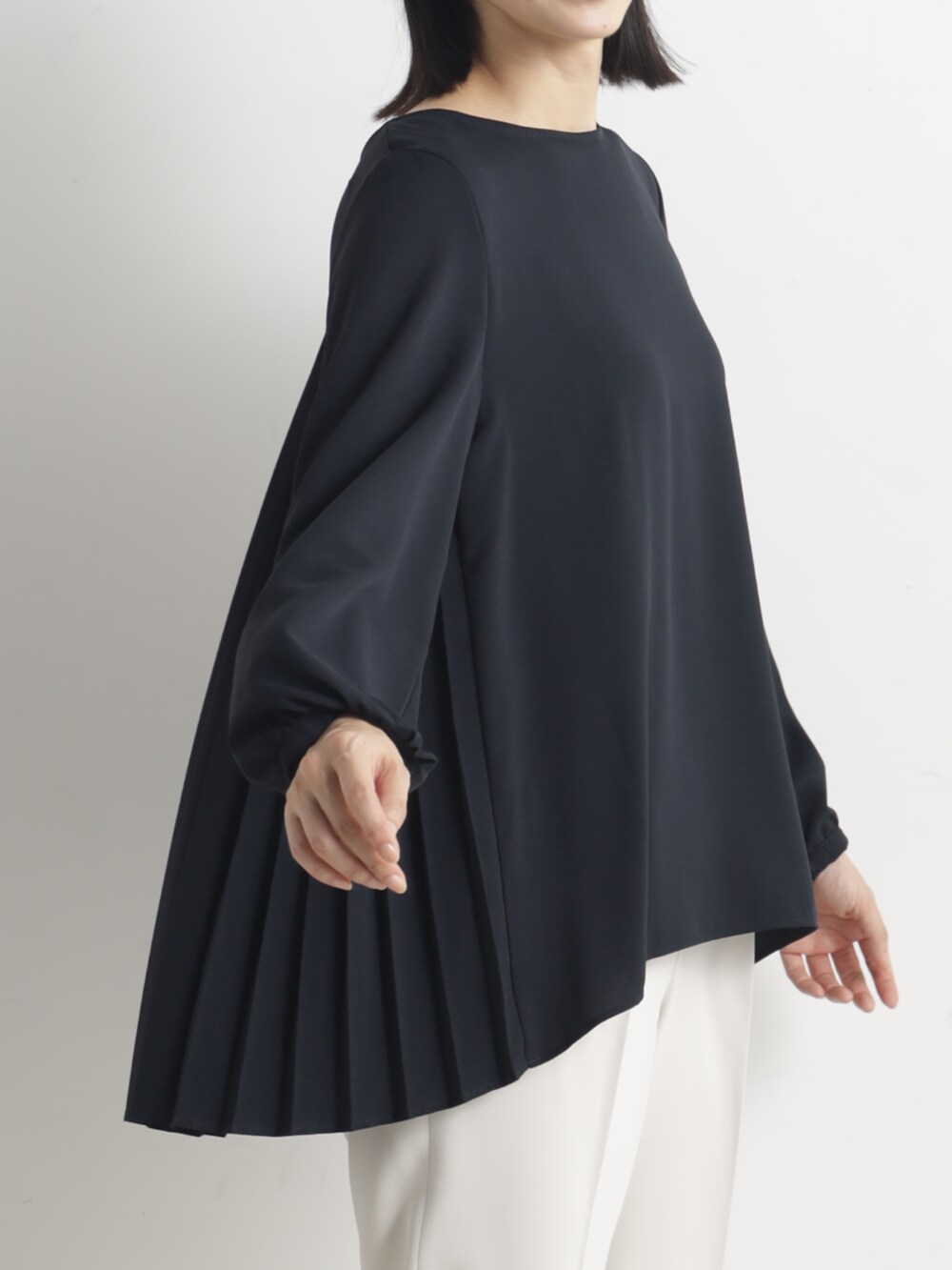 ホワイト系のその他パンツ、ブルー系のシャツ/ブラウスを着用したレディースの春コーディネートの2枚目の写真