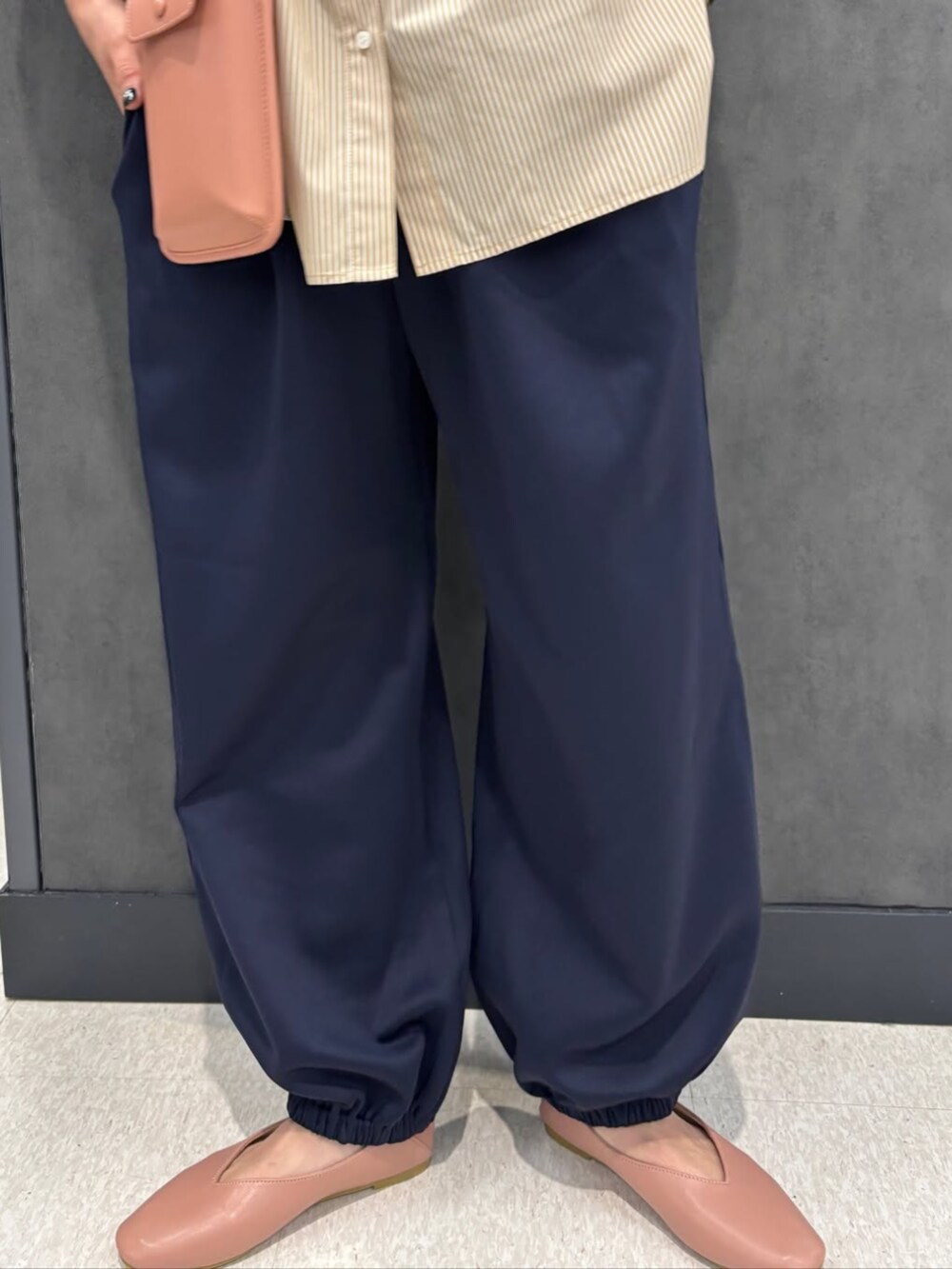 ブルー系のその他パンツ、ピンク系のバッグを着用したレディースの春コーディネートの2枚目の写真