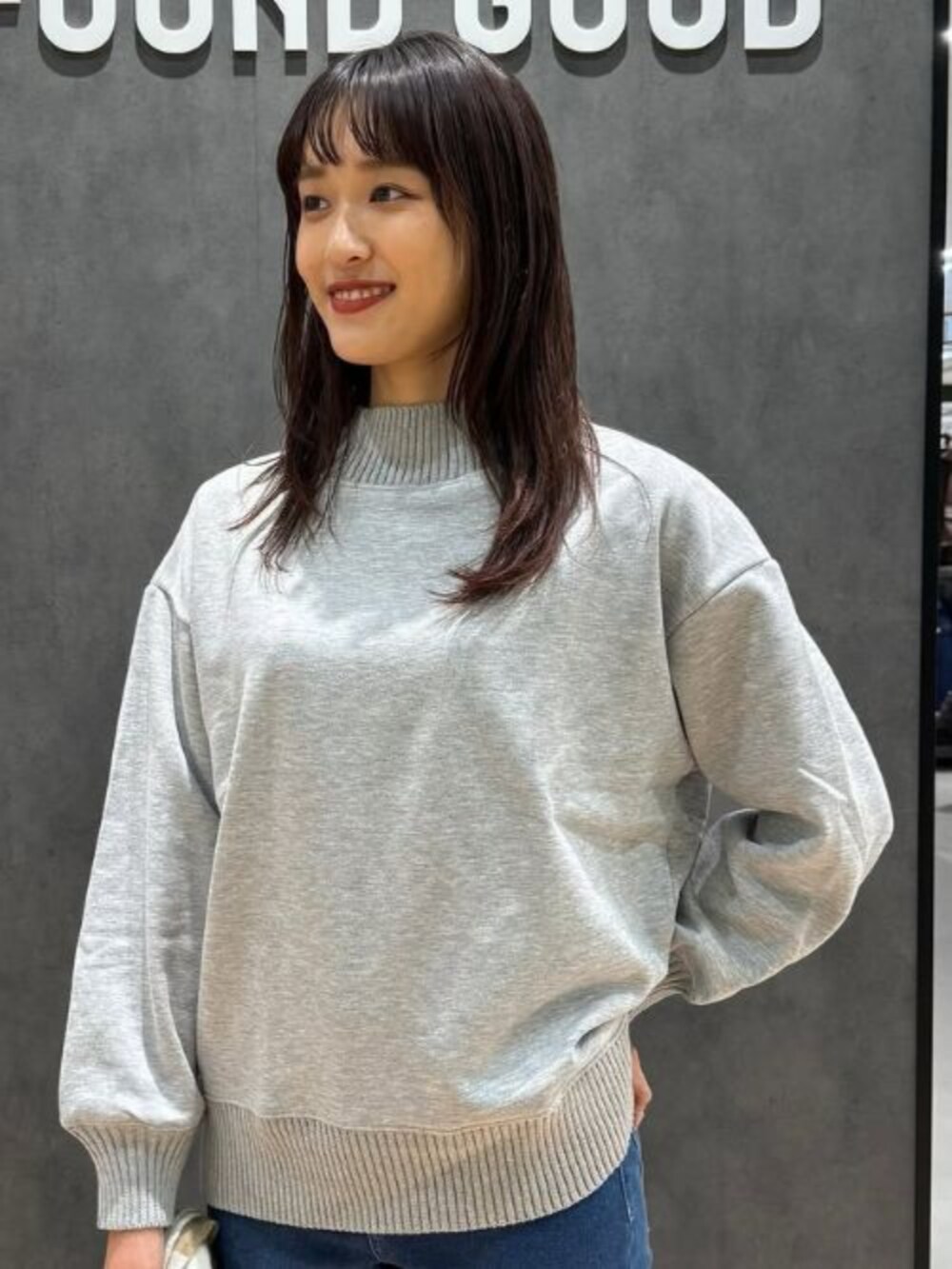 グレー系のTシャツ/カットソー、ブルー系のその他パンツ、ブラウン系のマフラーを着用したレディースの冬コーディネートの2枚目の写真