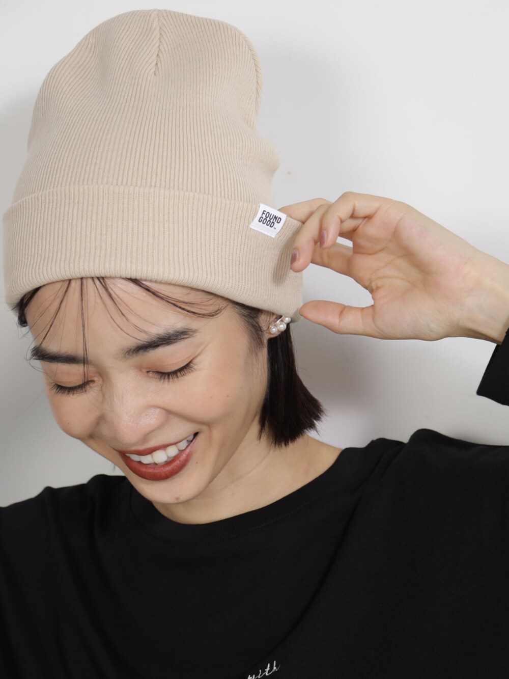 ブラック系のTシャツ/カットソー、ベージュ系のキャップを着用したレディースの秋コーディネートの3枚目の写真