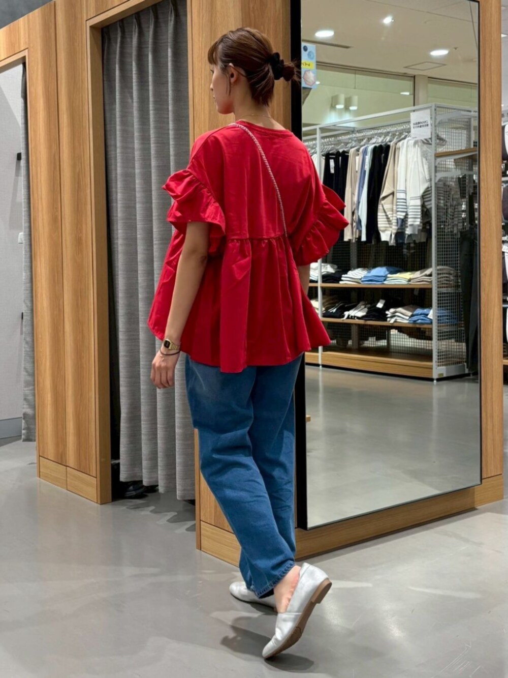 ブラック系のTシャツ/カットソーを着用したレディースの夏コーディネートの3枚目の写真