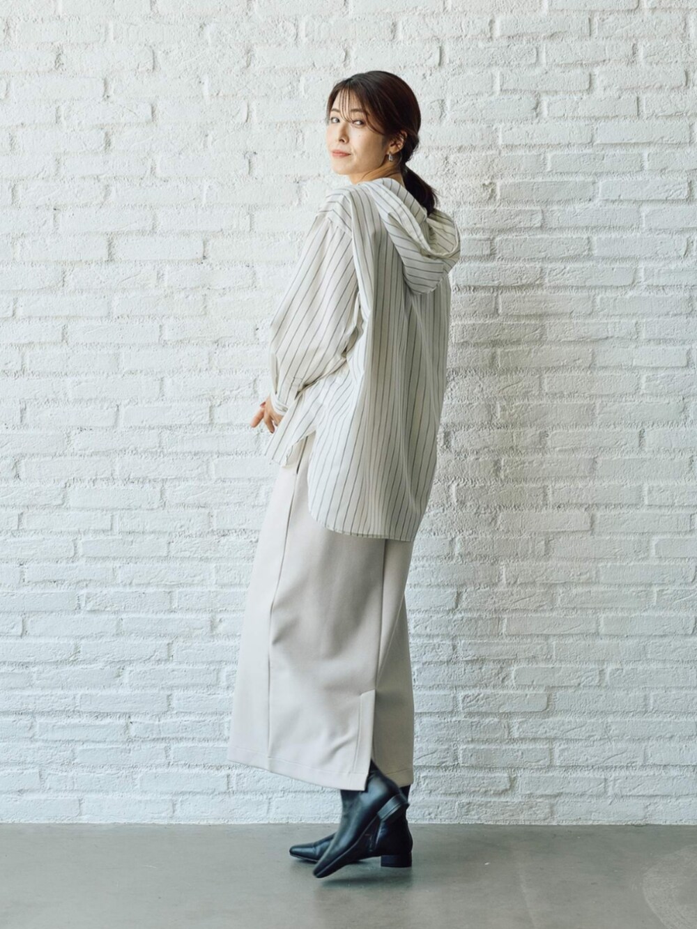 ベージュ系のシャツ/ブラウスを着用したレディースの秋コーディネートの2枚目の写真