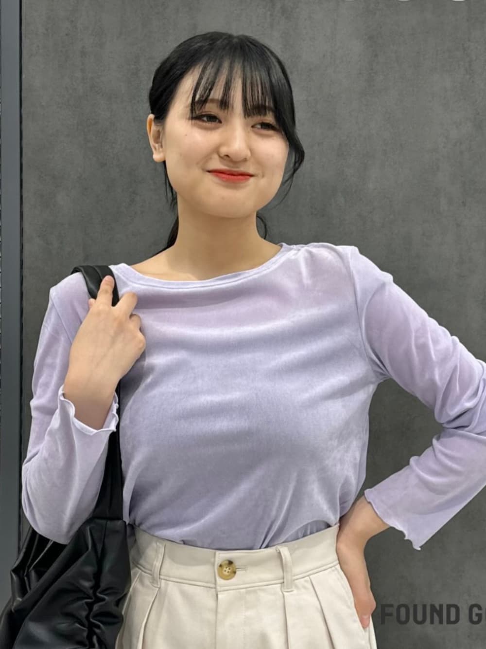 パープル系のTシャツ/カットソー、ベージュ系のチノパンツを着用したレディースの秋コーディネートの2枚目の写真