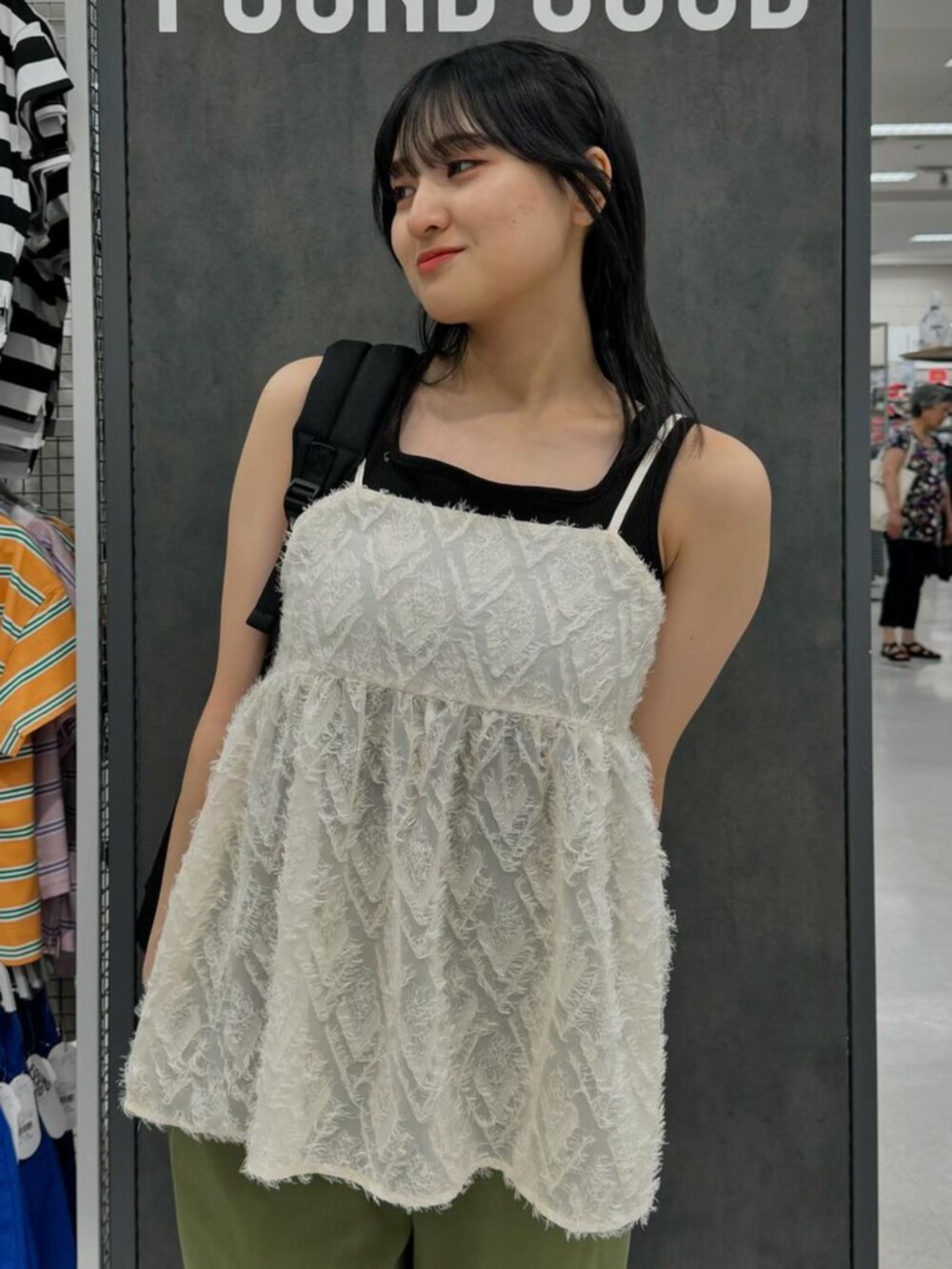 ベージュ系のシャツ/ブラウス、グリーン系のチノパンツを着用したレディースの秋コーディネートの2枚目の写真