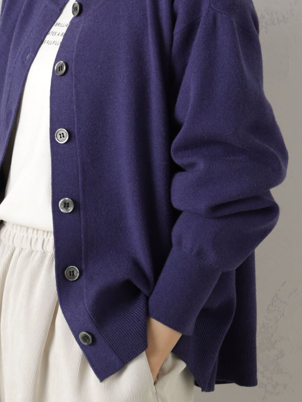 ブルー系のカーディガン/ボレロ、ベージュ系のその他パンツを着用したレディースの冬コーディネートの3枚目の写真