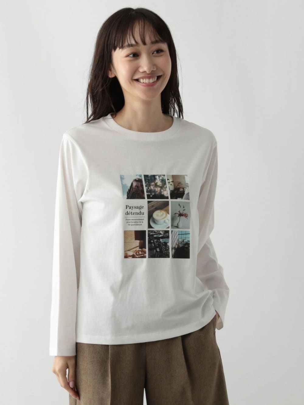 ホワイト系のTシャツ/カットソーを着用したレディースの秋コーディネートの2枚目の写真