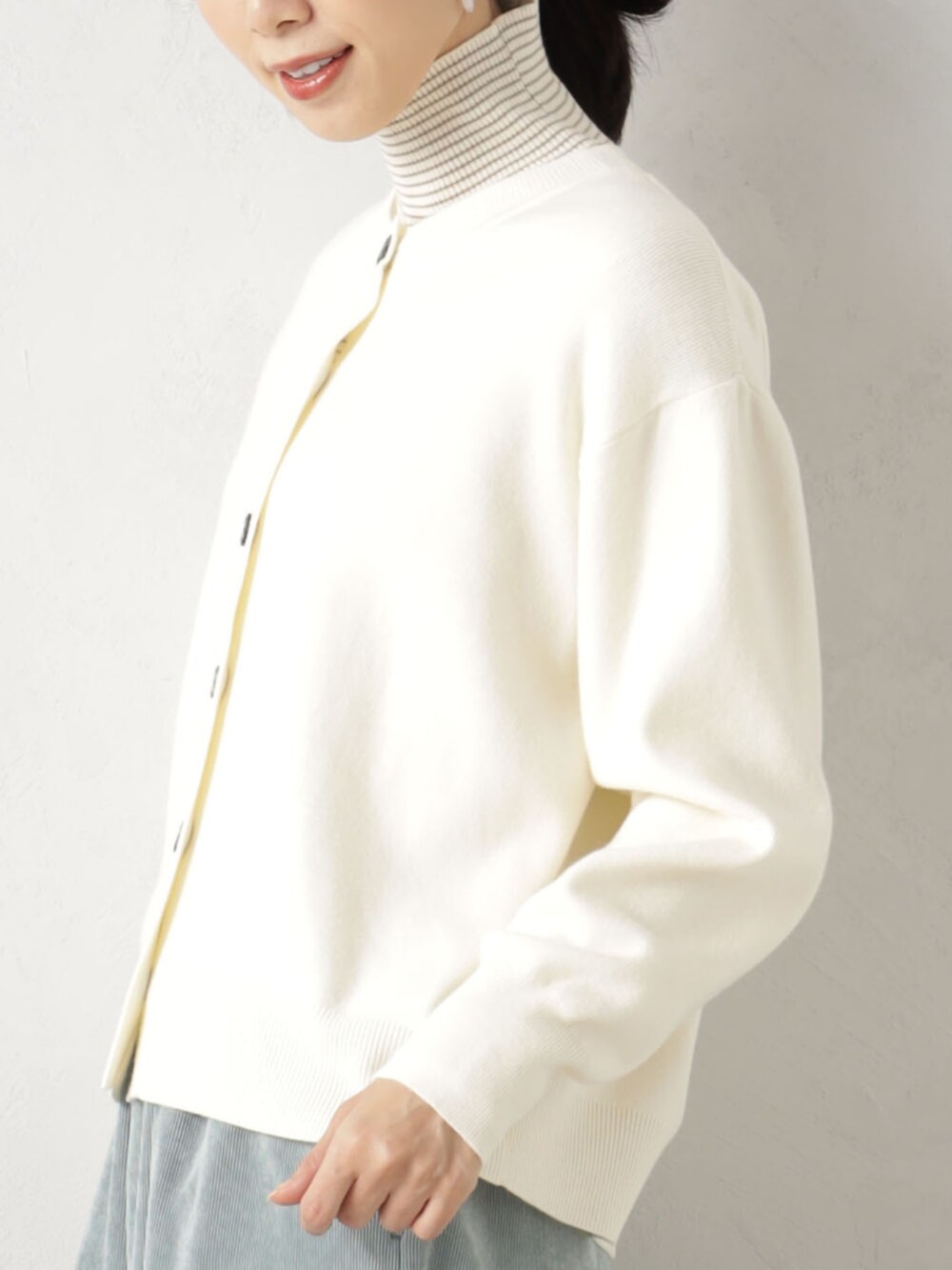 ベージュ系のカーディガン/ボレロ、ブラウン系のニット/セーターを着用したレディースの冬コーディネートの3枚目の写真