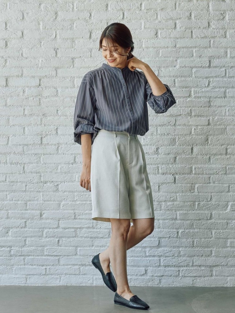 グレー系のシャツ/ブラウスを着用したレディースの秋コーディネートの2枚目の写真