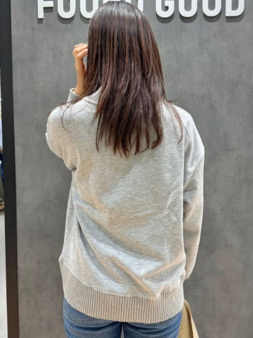 グレー系のTシャツ/カットソー、ブルー系のその他パンツ、ブラウン系のマフラーを着用したレディースの冬コーディネートの3枚目の写真