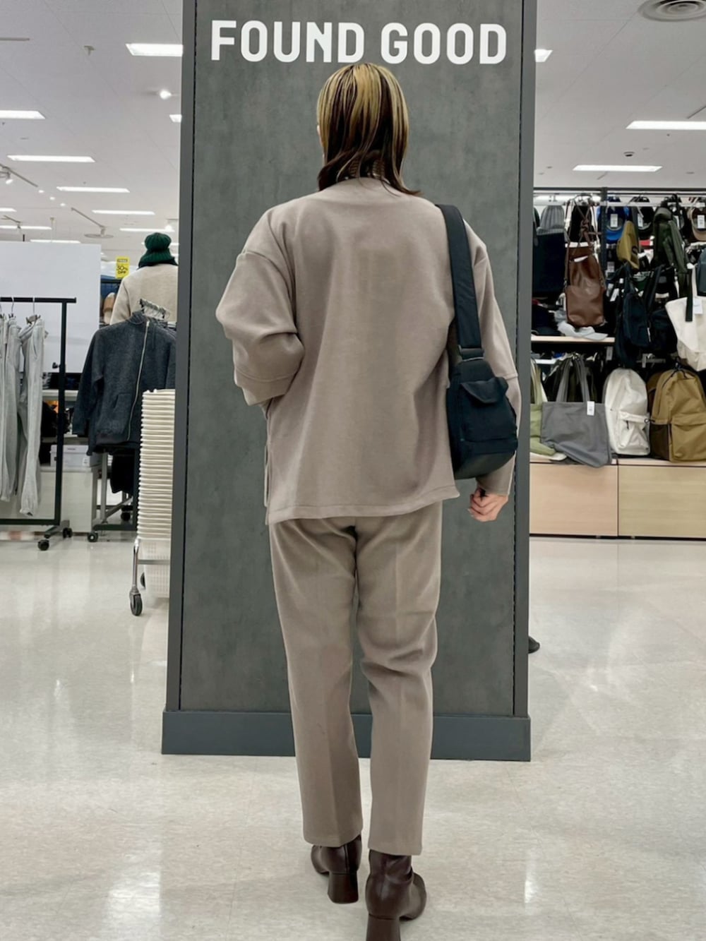 ブラウン系のブーツ、ブラウン系のブルゾン、ブラウン系のその他パンツを着用したレディースの冬コーディネートの3枚目の写真