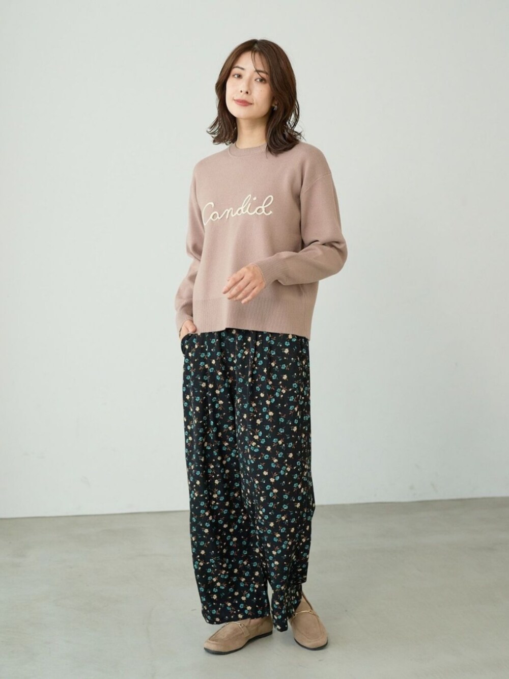 ベージュ系のニット/セーターを着用したレディースの秋コーディネートの2枚目の写真