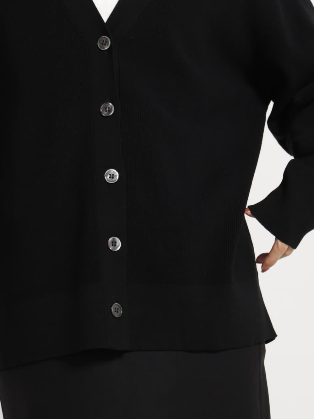 ブラック系のブーツ、ブラック系のスカート、ブラック系のカーディガン/ボレロを着用したレディースの秋コーディネートの4枚目の写真