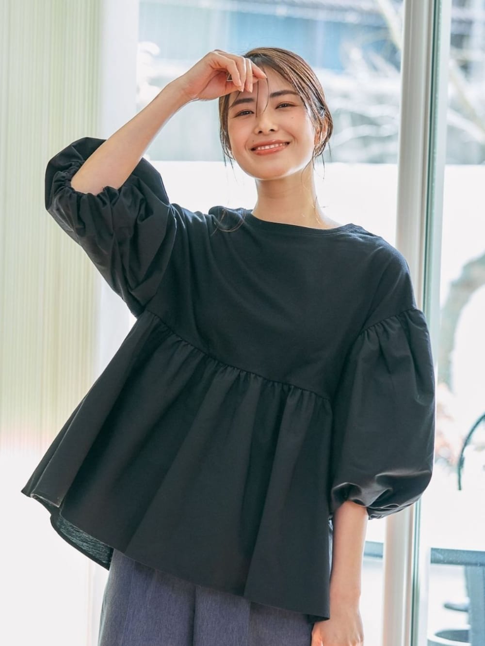 ブラック系のTシャツ/カットソーを着用したレディースの春コーディネートの2枚目の写真