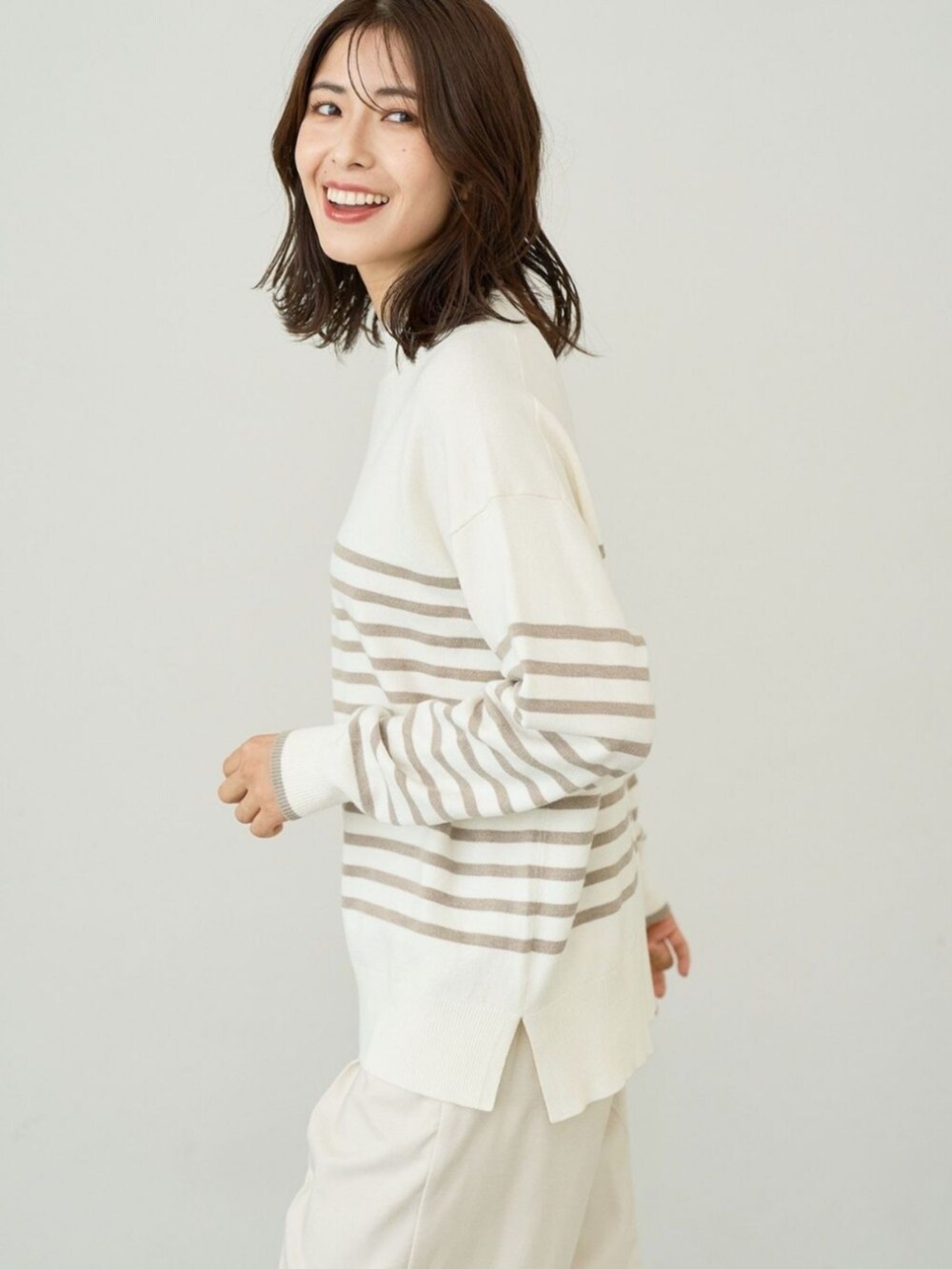 ブラウン系のニット/セーターを着用したレディースの秋コーディネートの3枚目の写真