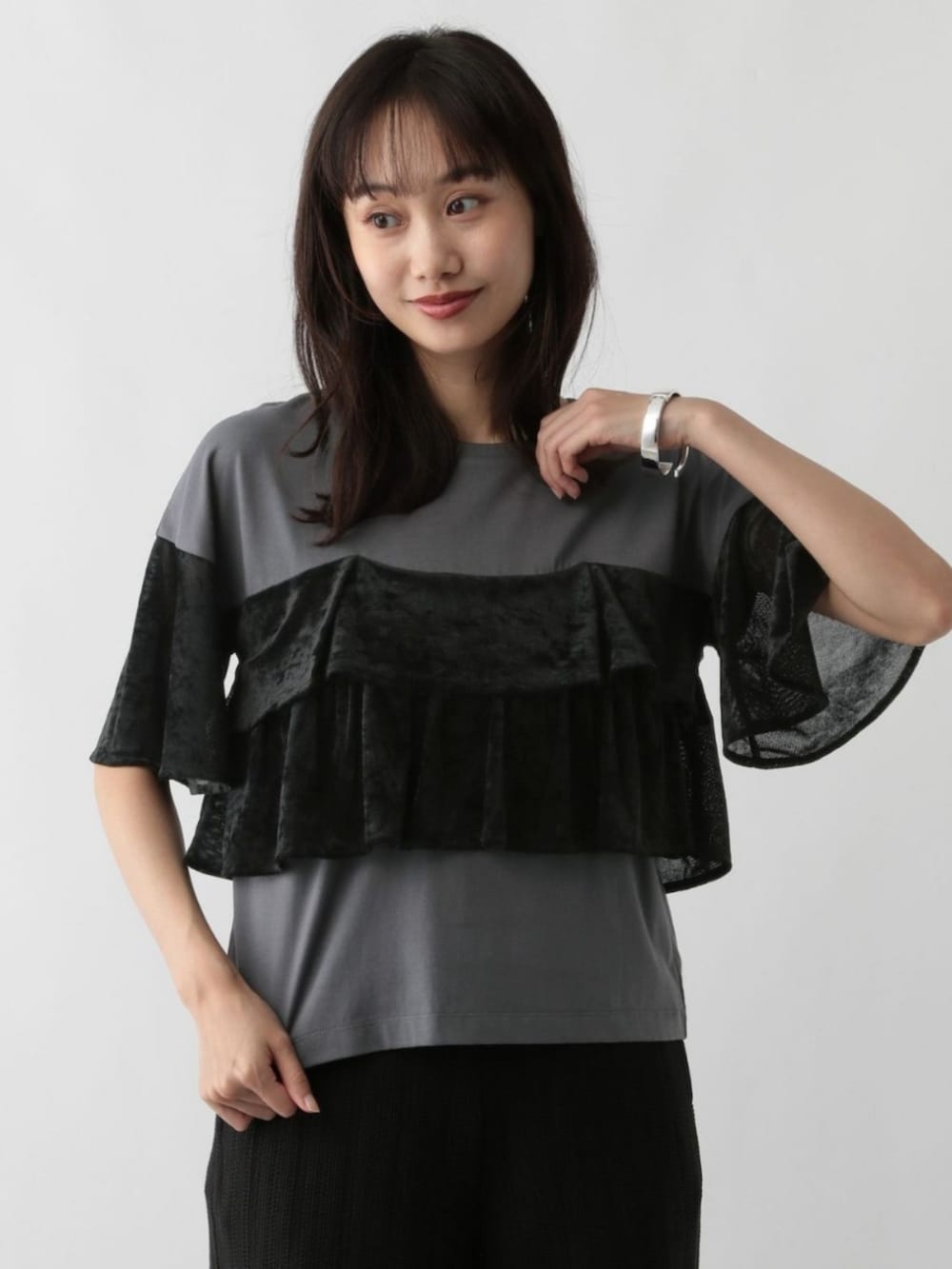 グレー系のTシャツ/カットソーを着用したレディースの春コーディネートの2枚目の写真