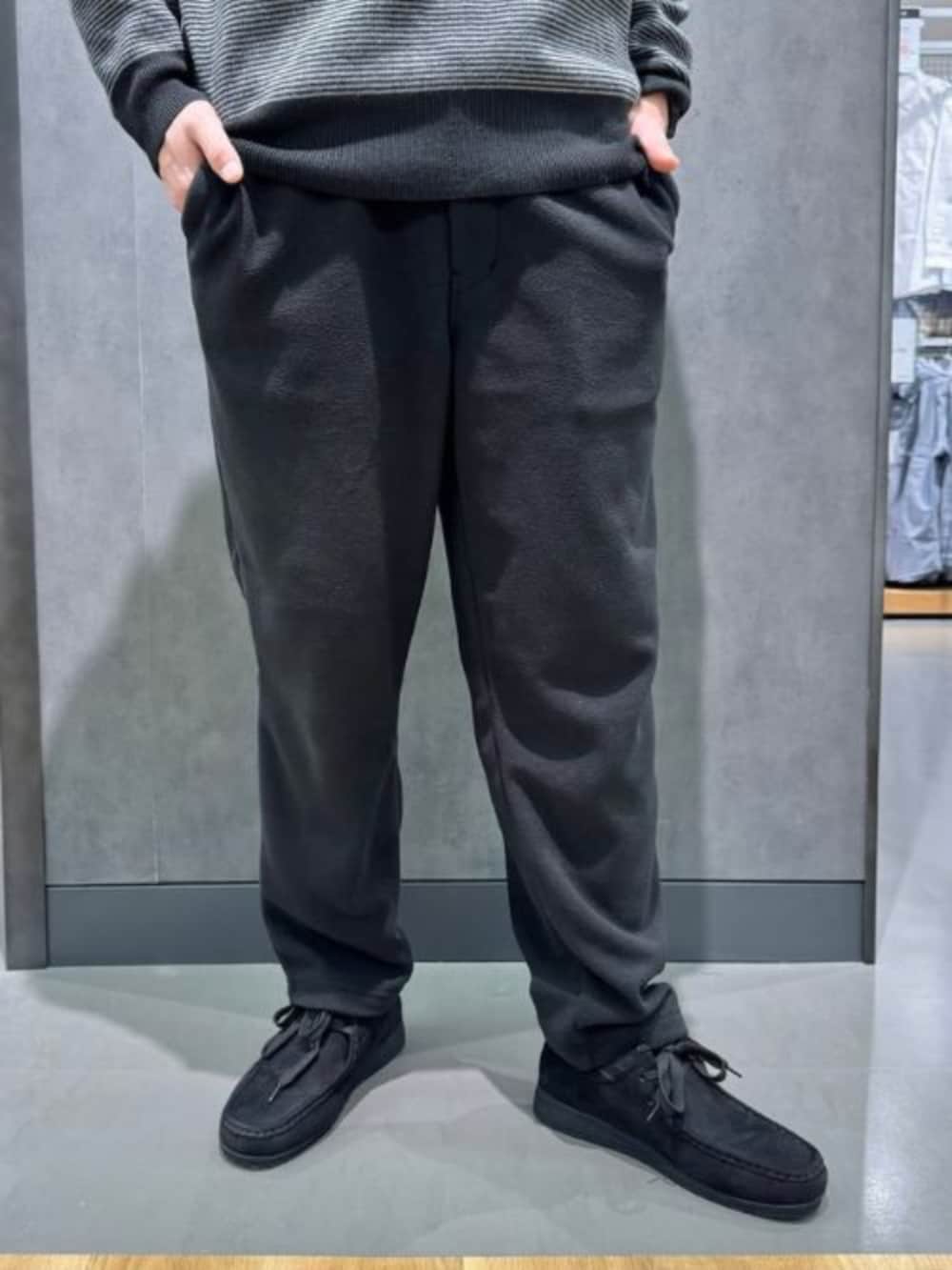 ブラック系のその他パンツ、グレー系のニット/セーターを着用したメンズの冬コーディネートの2枚目の写真