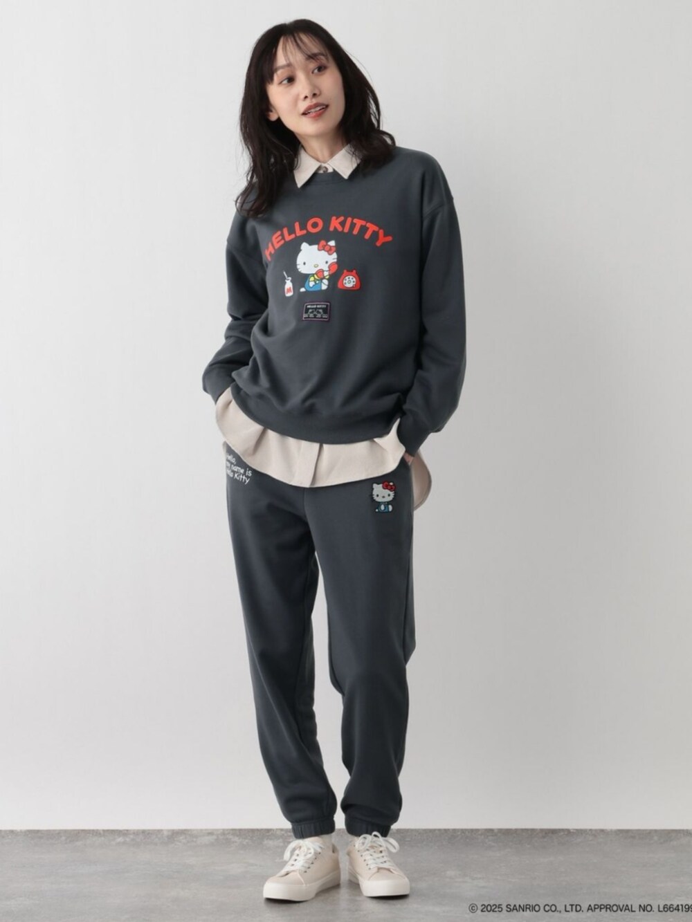 グレー系のその他トップスを着用したレディースの冬コーディネートの2枚目の写真