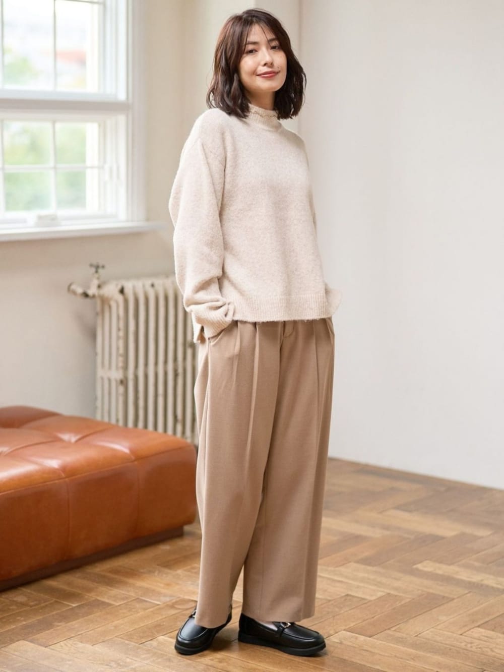 ベージュ系のニット/セーターを着用したレディースの冬コーディネートの2枚目の写真