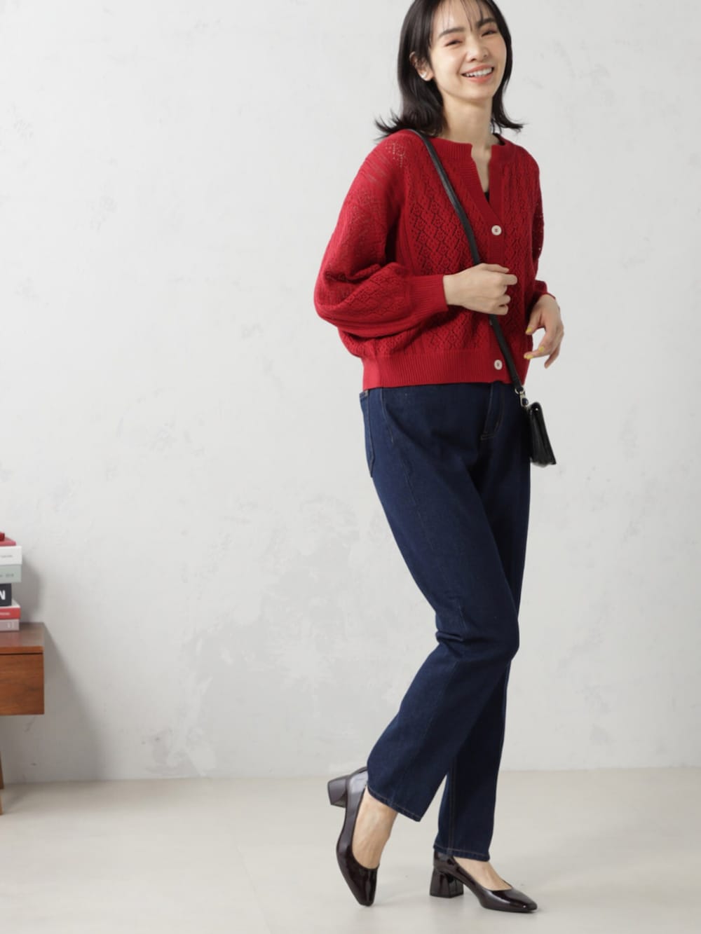 レッド系のカーディガン/ボレロを着用したレディースの春コーディネートの3枚目の写真