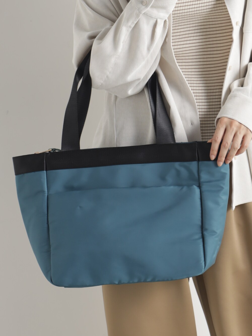 ベージュ系のシャツ/ブラウス、ブラウン系のニット/セーター、ブラウン系のその他パンツを着用したレディースの冬コーディネートの3枚目の写真