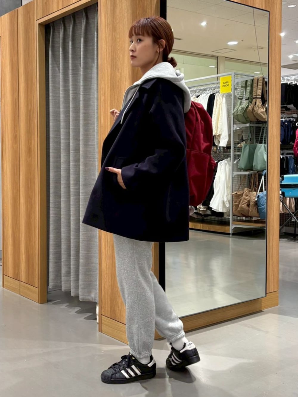 ブルー系のその他アウター、グレー系のパーカーを着用したレディースの冬コーディネートの3枚目の写真