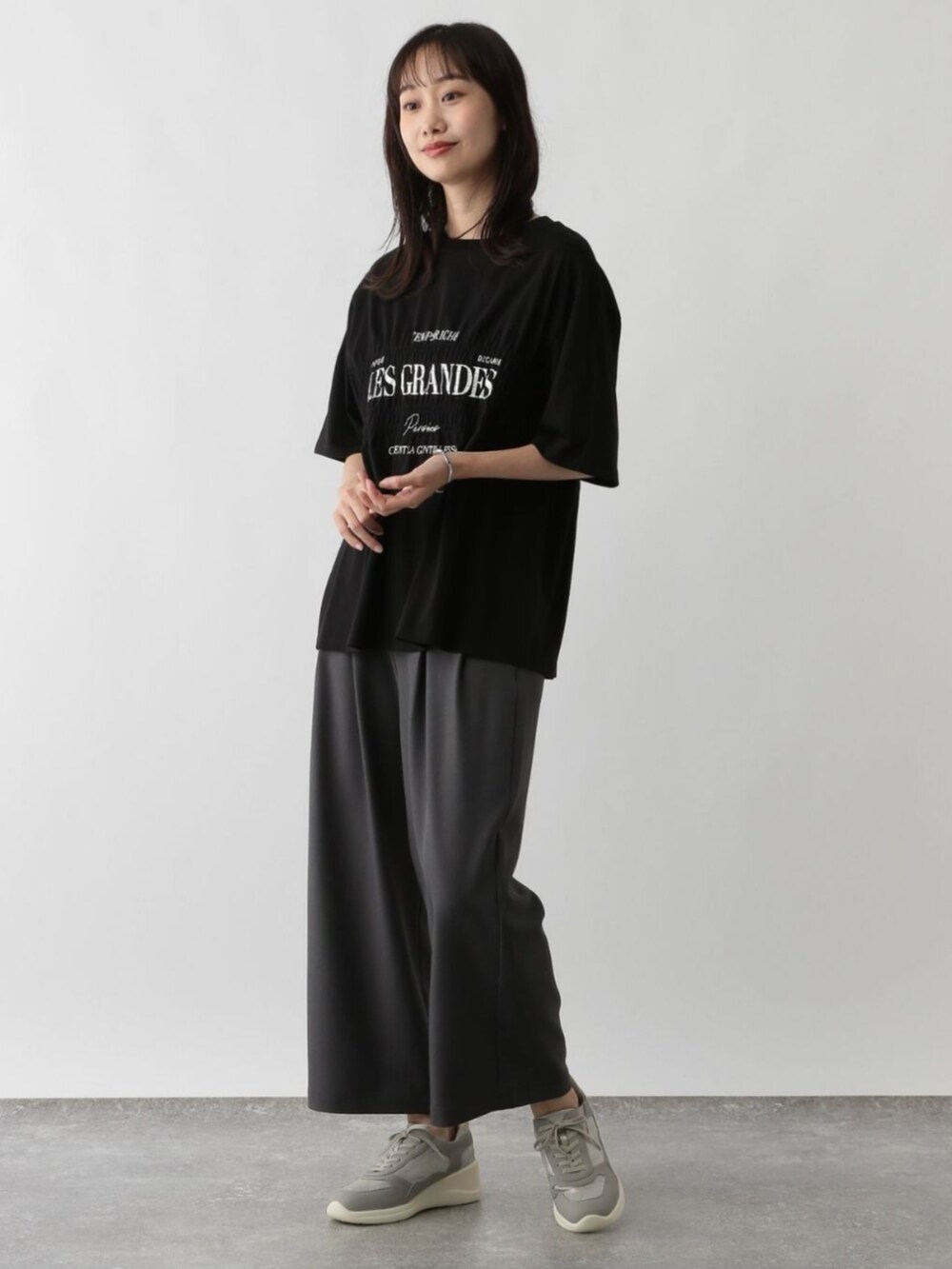 ブラック系のTシャツ/カットソーを着用したレディースの秋コーディネートの3枚目の写真