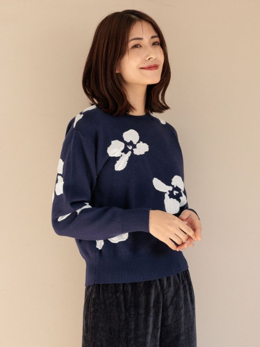 ブルー系のニット/セーターを着用したレディースの冬コーディネートの2枚目の写真