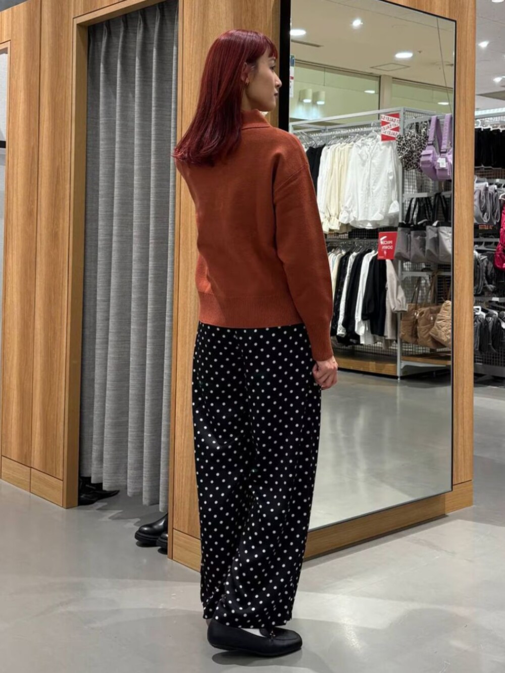 ブラウン系のトップスを着用したレディースの冬コーディネートの2枚目の写真