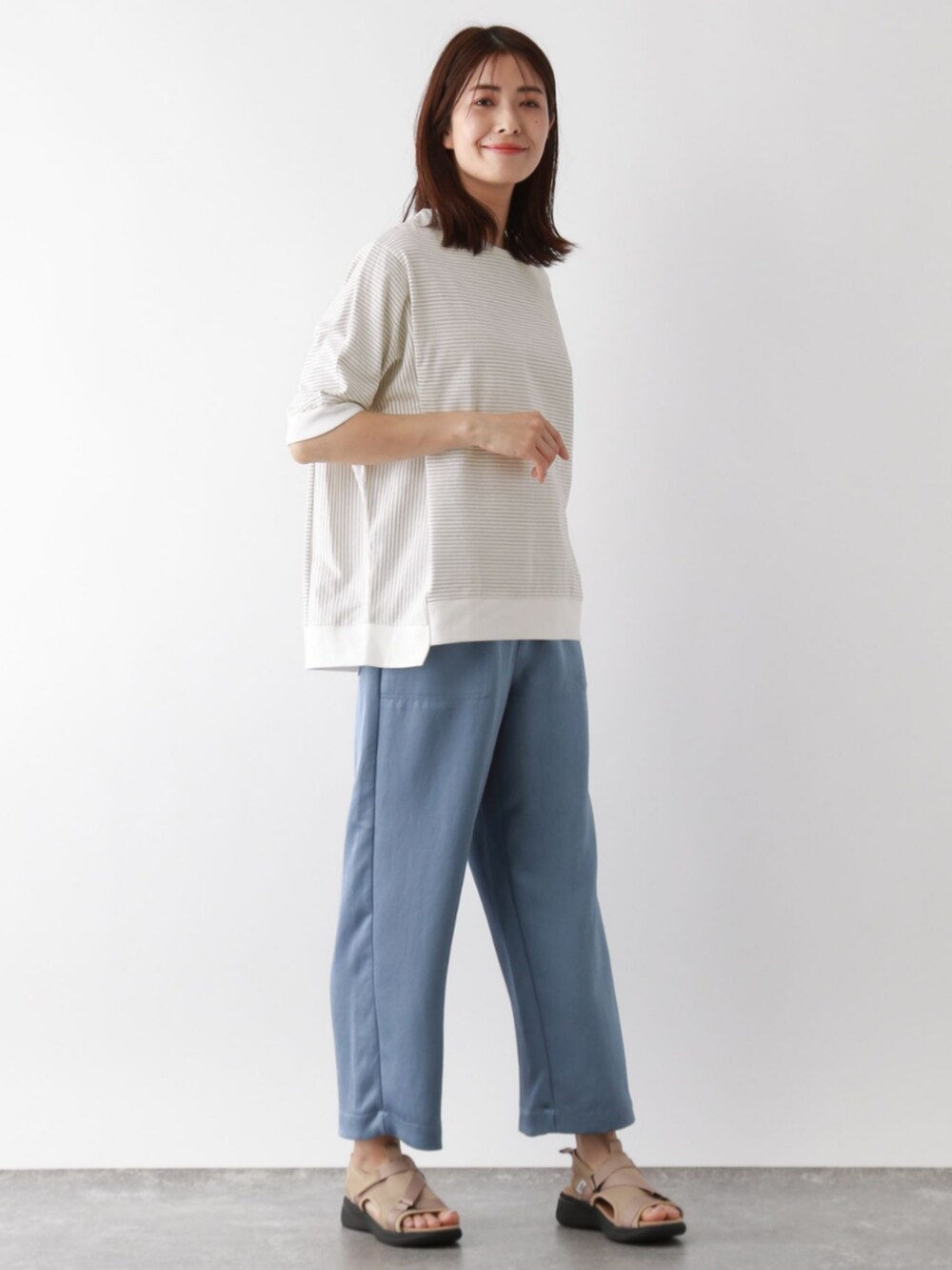 ブラウン系のTシャツ/カットソーを着用したレディースの春コーディネートの2枚目の写真