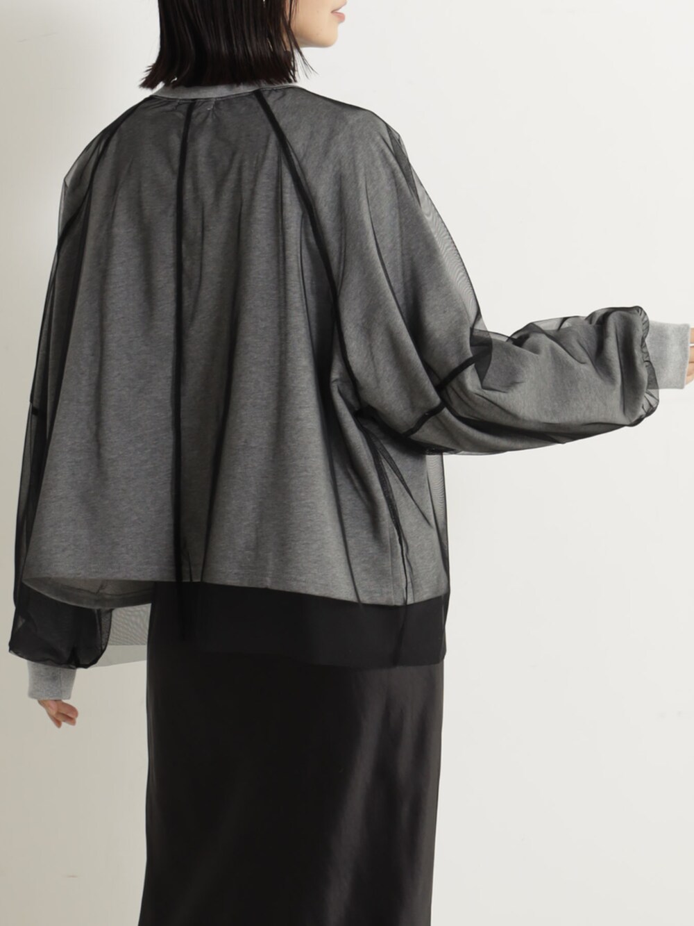 ベージュ系のブーツ、ブラック系のスカート、グレー系のTシャツ/カットソーを着用したレディースの冬コーディネートの3枚目の写真