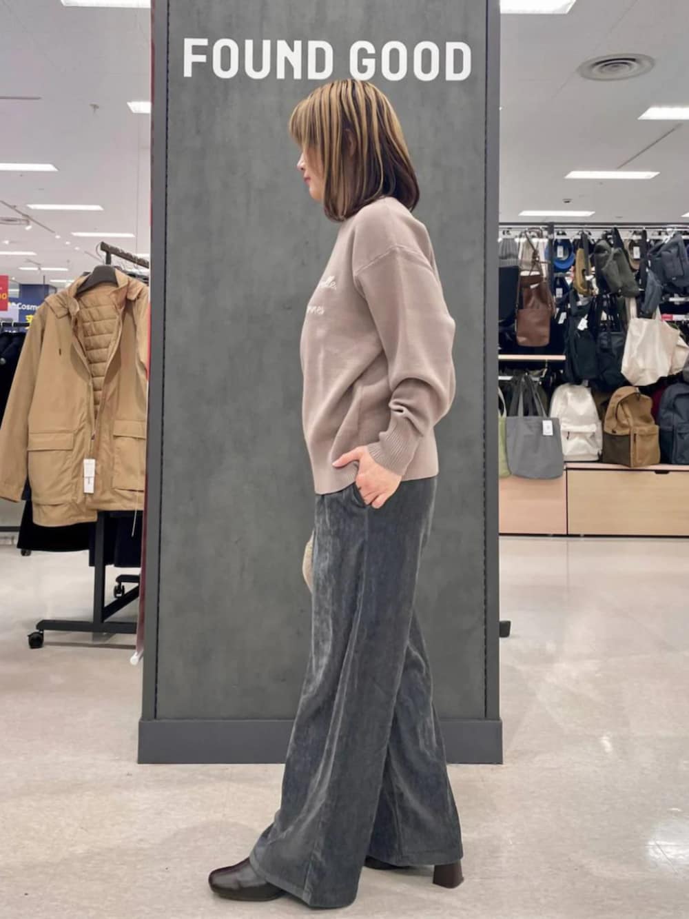 ベージュ系のハンドバッグ、ベージュ系のニット/セーター、グレー系のその他パンツを着用したレディースの冬コーディネートの2枚目の写真