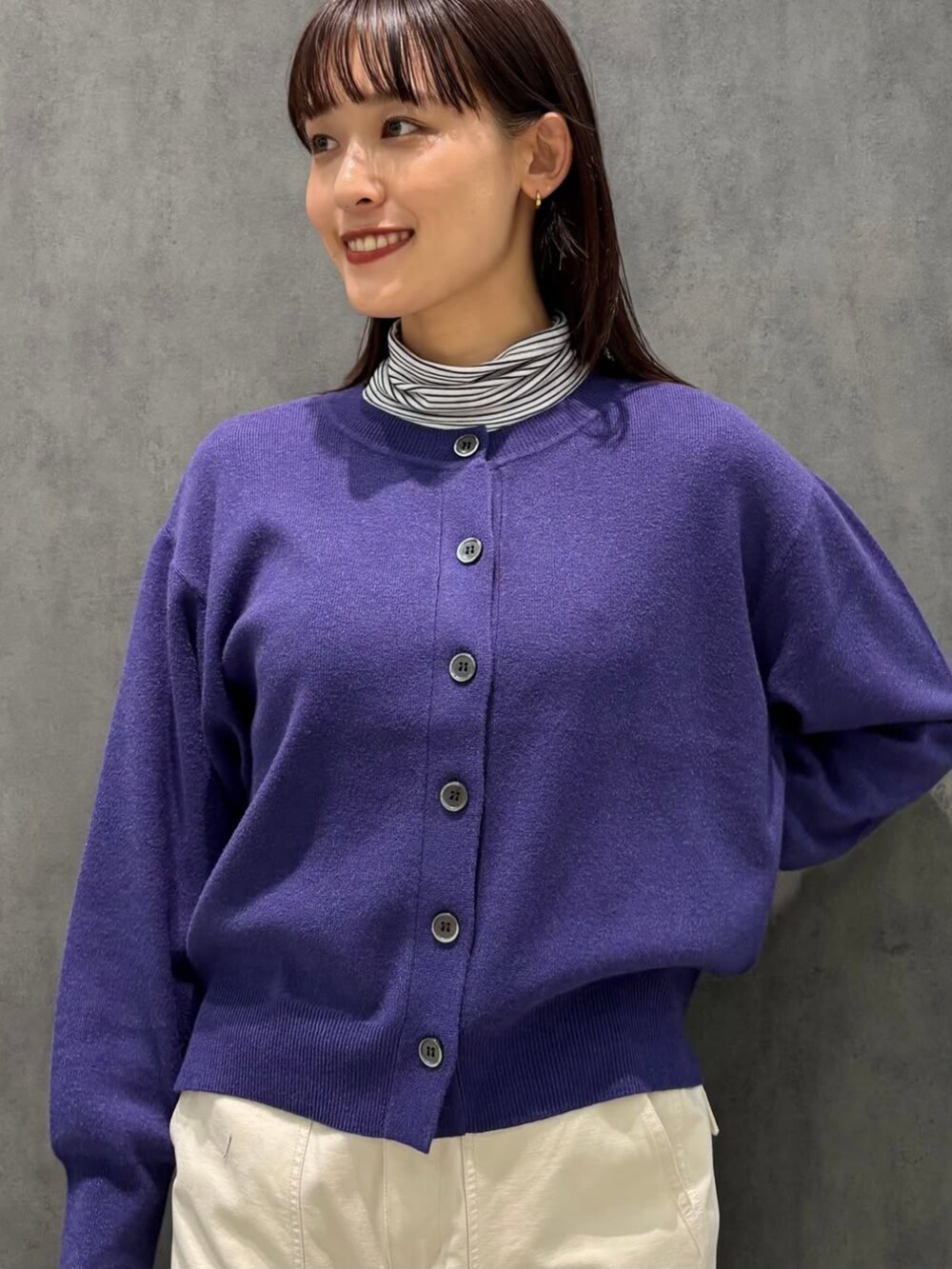 ブルー系のカーディガン/ボレロを着用したレディースの冬コーディネートの2枚目の写真