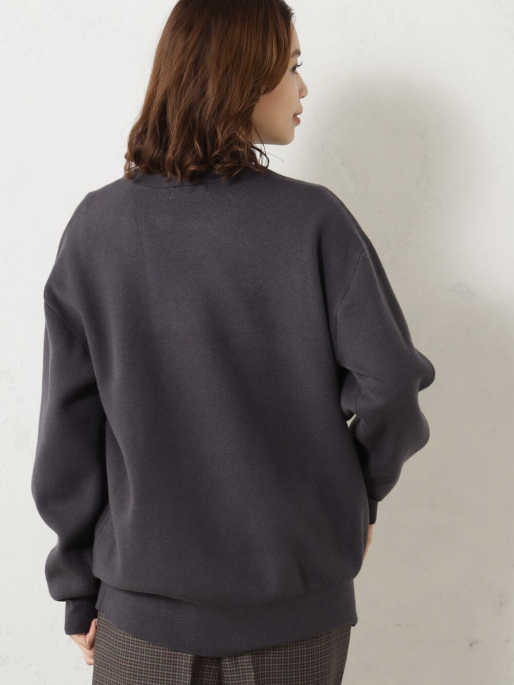 グレー系のニット/セーターを着用したレディースの冬コーディネートの3枚目の写真