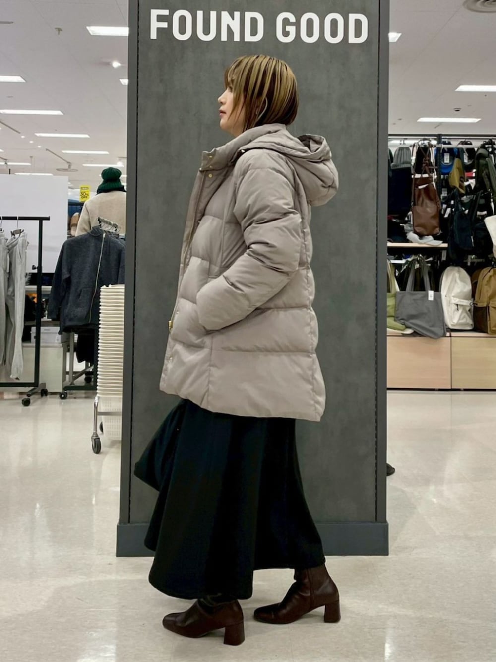 ブラウン系のダウンジャケット/コートを着用したレディースの冬コーディネートの2枚目の写真